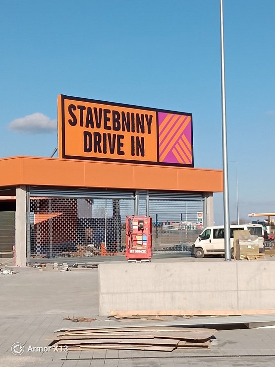 6-zavesovani-panelu-DRIVE-IN-na-koci-2.jpeg