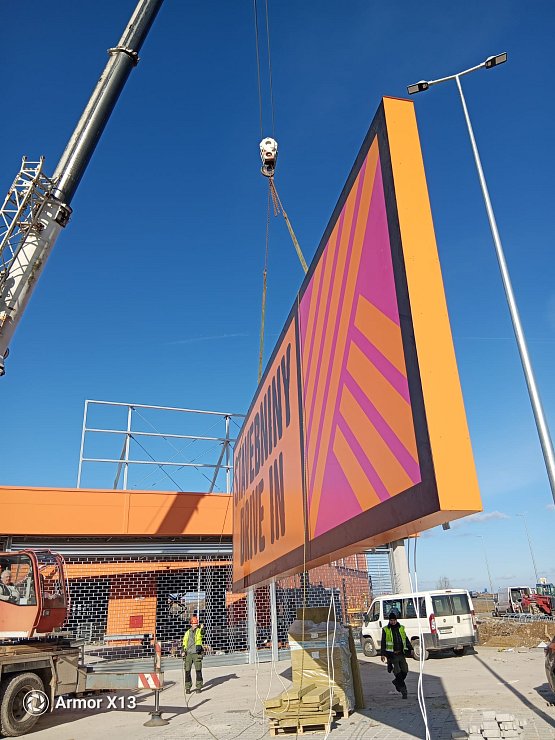 6-zavesovani-panelu-DRIVE-IN-na-koci-4.jpeg
