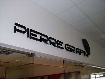 Nicht leuchtende 3D-Buchstaben und Logos