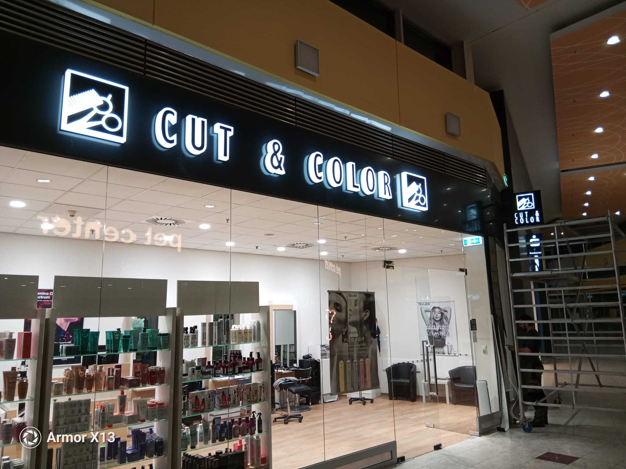 CUT & COLOR Olympia Brno